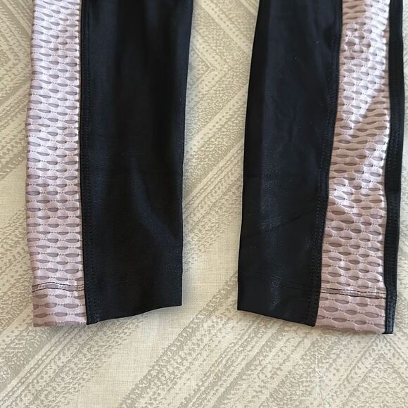 KORAL Black Women’s Leggings side stripe in a textured light pink color Size XS - Picture 5 of 6